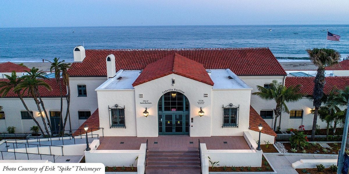 People dining at C.A.R.E.4Paws Happy Tails Celebration & Fundraiser.